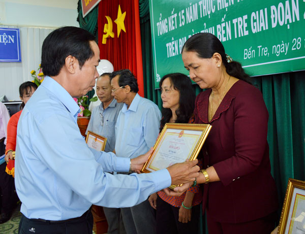 Phó Chủ tịch tỉnh Nguyễn Hữu Phước tặng Bằng khen của UBND tỉnh cho các tập thể, cá nhân  