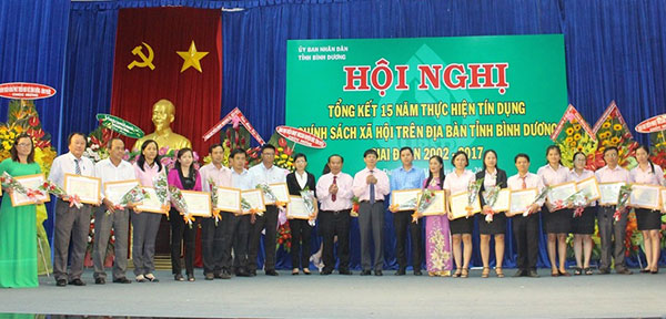 Phó Tổng Giám đốc Nguyễn Mạnh Tú chúc mừng các tập thể, cá nhân được nhận Giấy khen của NHCSXH