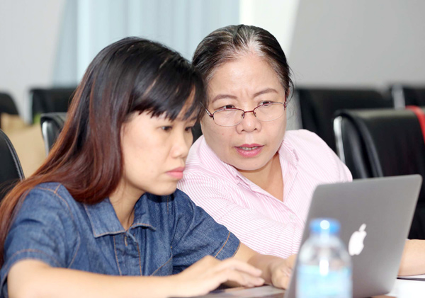 Bà Hồ Lan Hương - Phó Giám đốc Ban Tín dụng Người nghèo NHCSXH trả lời bạn đọc