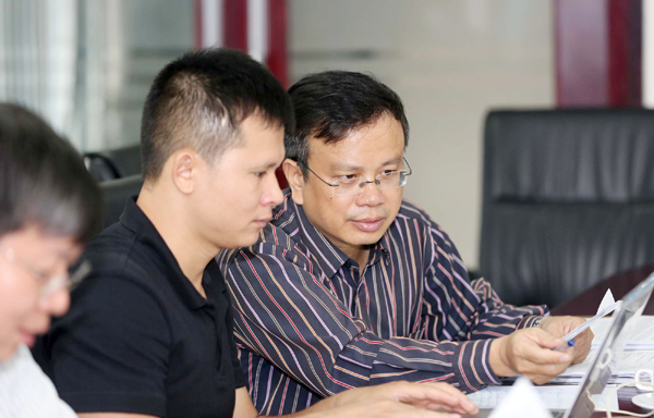 Ông Lê Ngọc Khánh, Phó Giám đốc Trung tâm Hỗ trợ phát triển thanh niên nông thôn TW Đoàn TNCS Hồ Chí Minh giải đáp những thắc mắc của độc giả