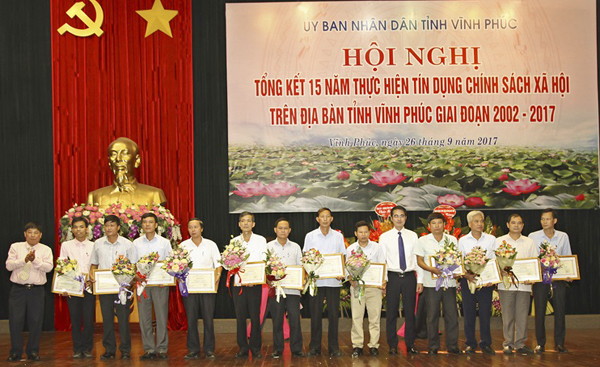 Phó Tổng Giám đốc NHCSXH Nguyễn Đức Hải tặng Giấy khen của NHCSXH cho các cá nhân có thành tích tiêu biểu thời gian qua