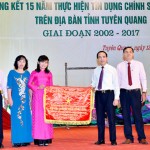 Đồng chí Chẩu Văn Lâm - Bí thư Tỉnh ủy trao Cờ thi đua của UBND tỉnh tặng NHCSXH tỉnh Tuyên Quang có thành tích xuất sắc trong thực hiện chương trình giảm nghèo và an sinh xã hội trên địa bàn tỉnh