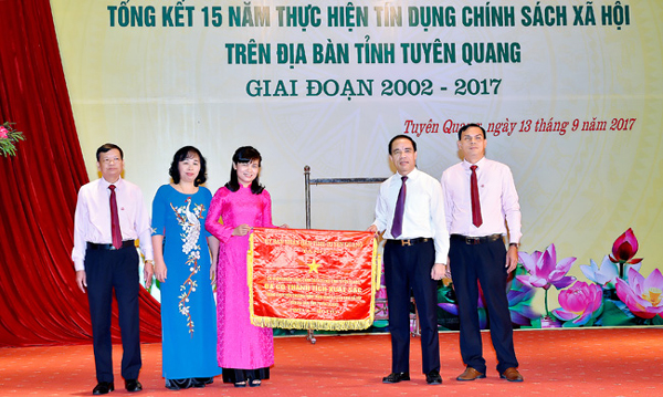 Đồng chí Chẩu Văn Lâm - Bí thư Tỉnh ủy trao Cờ thi đua của UBND tỉnh tặng NHCSXH tỉnh Tuyên Quang có thành tích xuất sắc trong thực hiện chương trình giảm nghèo và an sinh xã hội trên địa bàn tỉnh