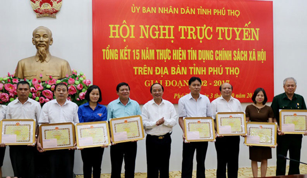 Các tập thể và cá nhân có thành tích  xuất sắc trong 15 năm thực hiện tín dụng chính sách xã hội vinh dự nhận Bằng khen của UBND tỉnh Phú Thọ