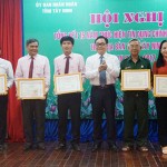 Phó Tổng Giám đốc Võ Minh Hiệp tặng Giấy khen của NHCSXH cho các tập thể, cá nhân