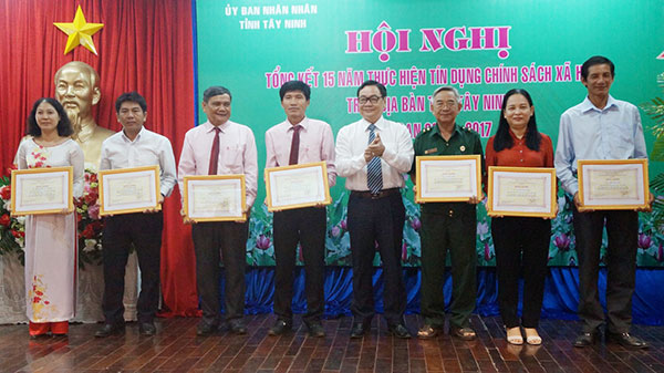 Phó Tổng Giám đốc Võ Minh Hiệp tặng Giấy khen của NHCSXH cho các tập thể, cá nhân