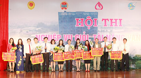 Ban tổ chức trao giải Nhì cho đội thi đến từ Trung tâm CNTT, Ban Pháp chế và đội thi Ban Kế toán và quản lý tài chính, Tổ chức cán bộ và TW Hội CCB Việt Nam