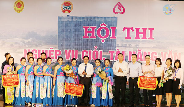 Ban tổ chức chúc mừng và trao giải Nhất cho đội thi đến từ Ban Kế hoạch nguồn vốn, Sở Giao dịch và TW Hội LHPN Việt Nam