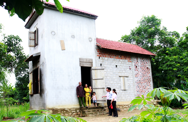 Tín dụng chính sách đã hỗ trợ cho gia đình bà Lê Thị Hoàn ở thôn 8 ngọn Rào, xã Xuân Trạch hoàn thiện nhà tránh lũ