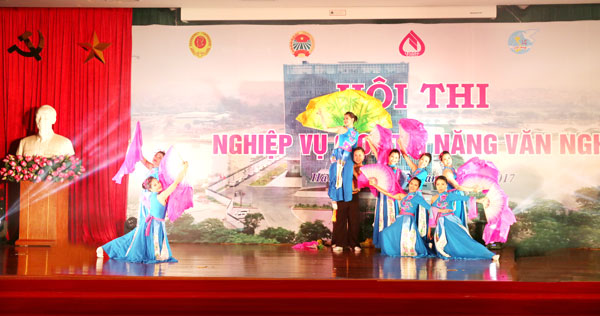 Tiết mục múa đẹp mắt “Dạ oanh vũ khúc” của đôi thi đến từ Ban Kế hoạch nguồn vốn, Sở Giao dịch và TW Hội LHPN Việt Nam