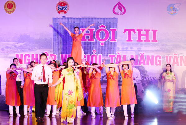 “Huyền thoại Việt Nam bay lên” là tiết mục đặc sắc của đội thi Ban KTKTNB, Văn phòng và TW Hội CCB Việt Nam mang đến cho Hội thi tại buổi công diễn