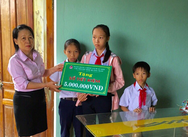 Công đoàn cơ sở NHCSXH tỉnh Quảng Ngãi tặng Sổ tiết kiệm cho 03 chị em cháu bé có hoàn cảnh gia đình đặc biệt khó khăn tại xã Hành Minh
