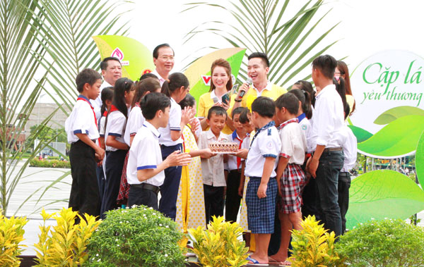 Các đại biểu tham dự chương trình và các Lá chưa lành tại Kiên Giang thổi nến chúc mừng sinh nhật chương trình Cặp lá yêu thương tròn 2 tuổi