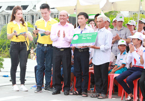 Gia đình em Trương Công Hậu đã được một Lá lành tại tỉnh Kiên Giang nhận giúp đỡ