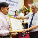 Chủ tịch UBND tỉnh Đồng Văn Lâm tặng Bằng khen cho các tập thể, cá nhân