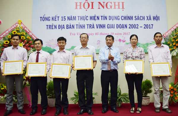 Phó Tổng Giám đốc Nguyễn Văn Lý chúc mừng các tập thể, cá nhân được nhận Giấy khen của NHCSXH