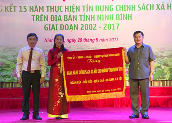 Tỉnh ủy, HĐND, UBND, UBMTTQ tỉnh Ninh Bình tặng NHCSXH tỉnh bức trướng