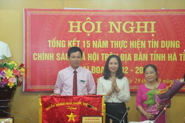 Phó Tổng Giám đốc Trần Lan Phương chúc mừng NHCSXH tỉnh Hà Tĩnh được NHNN Việt Nam tặng Cờ thi đua