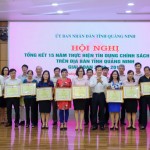 Lãnh đạo UBND tỉnh Quảng Ninh trao tặng Bằng khen cho các tập thể, cá nhân có thành tích xuất sắc trong thực hiện tín dụng chính sách xã hội giai đoạn 2002 - 2017