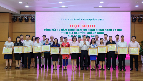 Lãnh đạo UBND tỉnh Quảng Ninh trao tặng Bằng khen cho các tập thể, cá nhân có thành tích xuất sắc trong thực hiện tín dụng chính sách xã hội giai đoạn 2002 - 2017