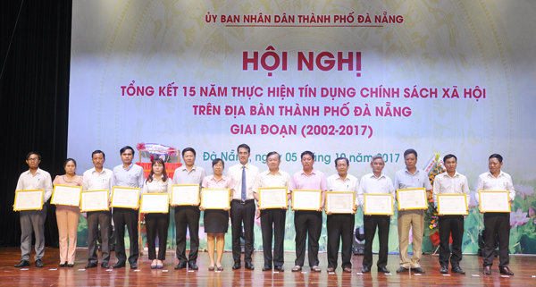 Phó Tổng Giám đốc Nguyễn Đức Hải chúc mừng các tập thể, cá nhân được nhận Giấy khen của NHCSXH