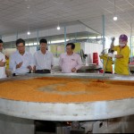 Ông Huỳnh Văn Bé (thứ hai từ trái qua) - Chủ cơ sở sản xuất muối Ngọc Yến đang giới thiệu về quy trình sản xuất muối