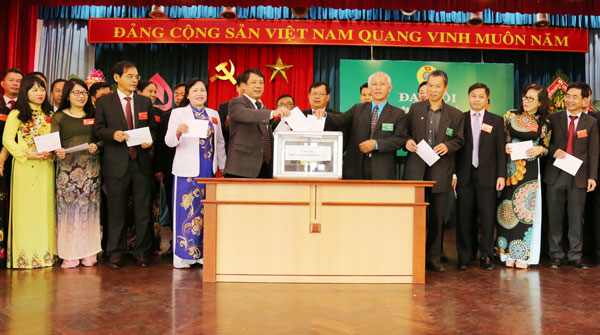 Tại Đại hội Công đoàn cơ sở NHCSXH tỉnh Lâm Đồng, các đại biểu tham dự cũng đã quyên góp, ủng hộ đồng bào miền Trung bị thiệt hại do thiên tai gây ra
