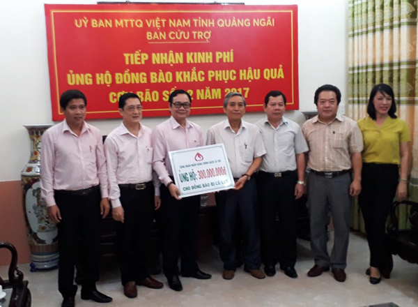 Công đoàn NHCSXH trao tiền ủng hộ giúp đồng bào Quảng Ngãi khắc phục hậu quả thiên tai