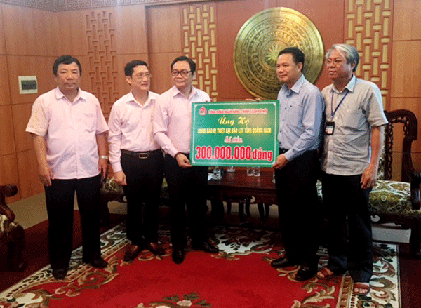 Đoàn công tác NHCSXH trao 300 triệu đồng ủng hộ đồng bào Quảng Nam bị thiệt hại nặng trong đợt lũ vừa qua