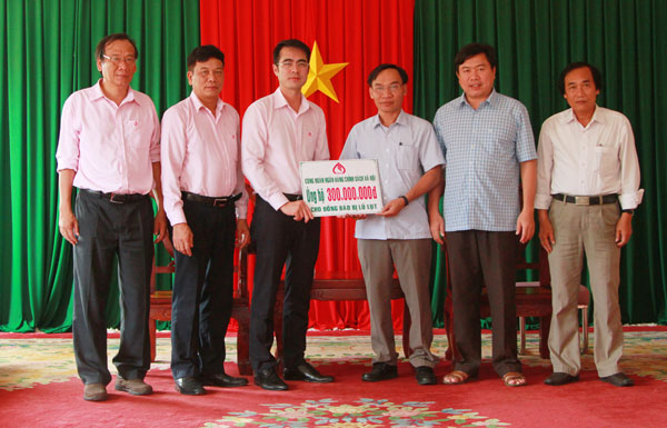 Công đoàn NHCSXH trao tiền ủng hộ cho đồng bào bị bão lũ tại tỉnh Phú Yên