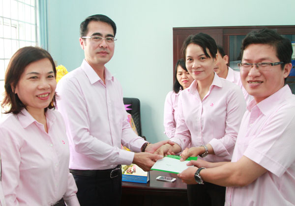 Đoàn đã thăm hỏi, động viên chia sẽ với tập thể cán bộ viên chức và người lao động tại NHCSXH huyện Vạn Ninh