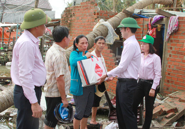 Vượt qua chặng đường bùn lầy, Đoàn đã đến tận nhà hộ gia đình ông Trần Văn Bảy tặng quà giúp gia đình ông vượt qua khó khăn