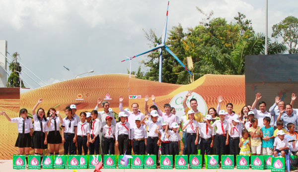 Những phần quà ý nghĩa của Công đoàn NHCSXH tỉnh Bình Thuận tặng các Lá chưa lành