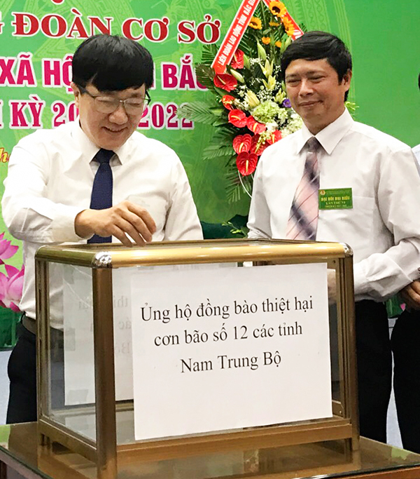 Tổng Giám đốc Dương Quyết Thắng và các đại biểu tham dự quyên góp ủng hộ đồng bào các tỉnh Nam Trung Bộ bị ảnh hưởng cơn bão số 12