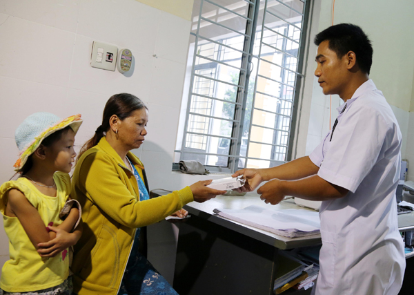 Nhờ nguồn vốn vay HSSV, đến nay, anh Đinh Quang Đạt đã có công việc ổn định tại Trạm y tế xã Sơ Pai