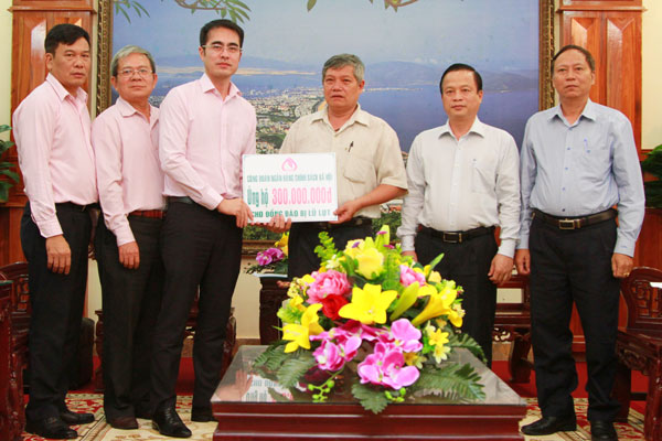 Công đoàn NHCSXH trao 300 triệu đồng ủng hộ đồng bào tỉnh Bình Định để khắc phục hậu quả do bão lũ gây ra