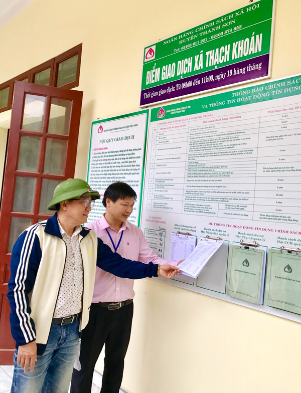 Tổng Giám đốc Dương Quyết Thắng cũng đã kiểm tra việc NHCSXH huyện Ba Vì (Hà Nội) và NHCSXH huyện Thanh Sơn (Phú Thọ) công khai niêm yết các thông tin về tín dụng chính sách của Chính phủ tại trụ sở UBND xã