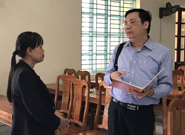 Tại các Điểm giao dịch xã, Trưởng Ban Kiểm soát NHCSXH Lê Ngọc Bảo đã trực tiếp trao đổi và lắng nghe những kiến nghị, đề xuất của chính quyền địa phương, các tổ chức chính trị - xã hội nhận ủy thác