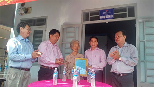 NHCSXH tỉnh Bình Thuận trao tặng nhà cho Mẹ Việt Nam Anh hùng Phạm Thị Thay