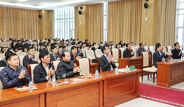 Các cán bộ, viên chức và người lao động tại Hội sở chính tham dự buổi học phổ biến kiến thức PCCC