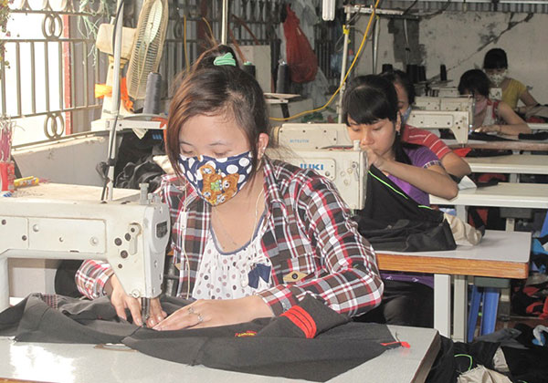 Nhờ nguồn vốn vay giải quyết việc làm từ NHCSXH, xưởng may của chị Nguyễn Thị Thu Hương ở xã Yên Phương, huyện Yên Lạc hoạt động hiệu quả, tạo việc làm thường xuyên cho 40 lao động