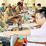 Cán bộ NHCSXH huyện Định Hóa giải ngân vốn cho bà con tại Điểm giao dịch xã