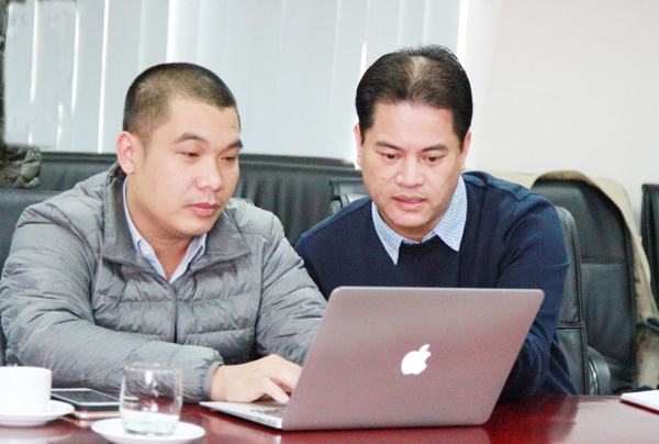 Phó Giám đốc Ban HTQT&Truyền thông NHCSXH, Nguyễn Việt Hải đang giao lưu với độc giả