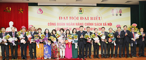 Lãnh đạo NHCSXH tặng hoa các Ủy viên BCH khóa III, nhiệm kỳ 2013 - 2018