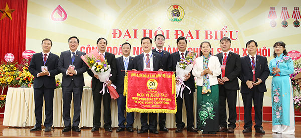 Tổng LĐLĐ Việt Nam tặng cờ thi đua cho tập thể Công đoàn NHCSXH có thành tích xuất sắc trong phong trào thi đua lao động giỏi và xây dựng tổ chức Công đoàn vững mạnh năm 2016