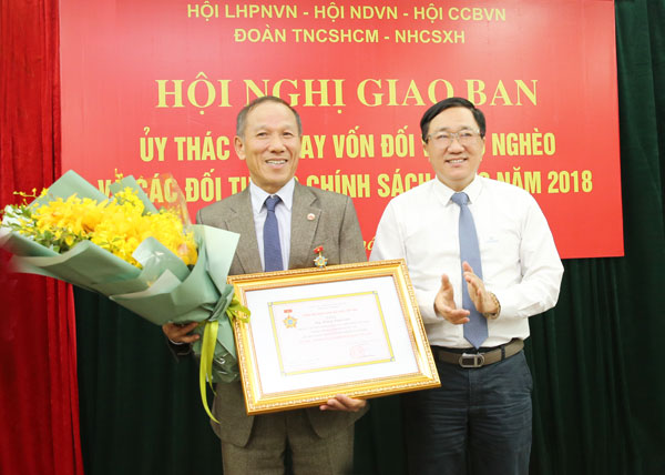 Tổng Giám đốc Dương Quyết Thắng chúc mừng và trao Kỷ niệm chương vì sự nghiệp ngành Ngân hàng cho Phó trưởng Ban Kinh tế TW Hội CCB Việt Nam Hoàng Tùng Lâm