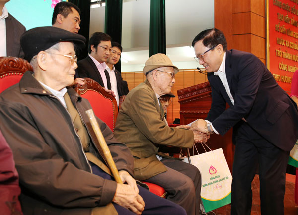 Tổng Giám đốc Dương Quyết Thắng tặng quà cán bộ Lão thành cách mạng, cán bộ Tiền khởi nghĩa trên địa bàn thành phố Lạng Sơn