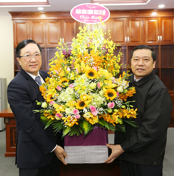 Tổng Giám đốc Dương Quyết Thắng chúc mừng đồng chí Lại Xuân Môn vừa được Bộ Chính trị phân công giữ chức Bí thư Tỉnh ủy tỉnh Cao Bằng