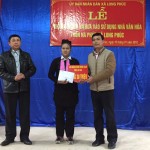 Công đoàn cơ sở NHCSXH tỉnh Lào Cai hỗ trợ 30 triệu đồng cho người dân bản Nà Phát