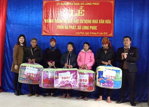 Công đoàn NHCSXH tỉnh Lào Cai tặng quà Tết cho các hộ nghèo bản Nà Phát